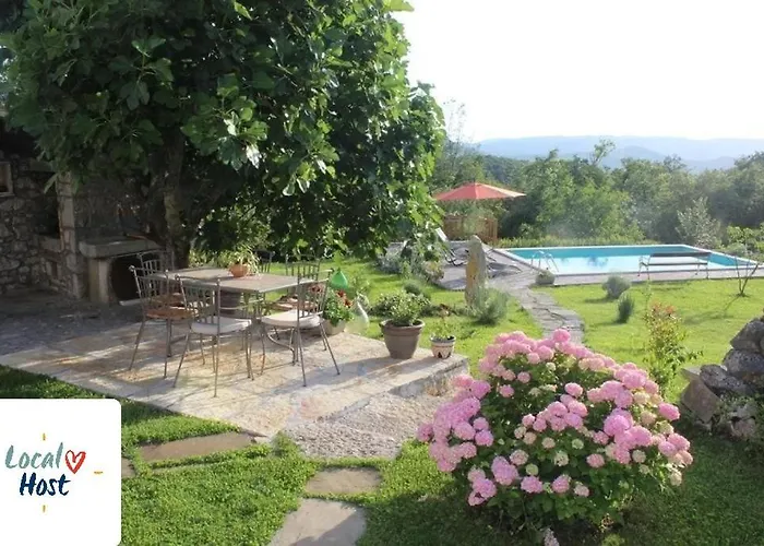Villa Mavrici, Neighbors Free
