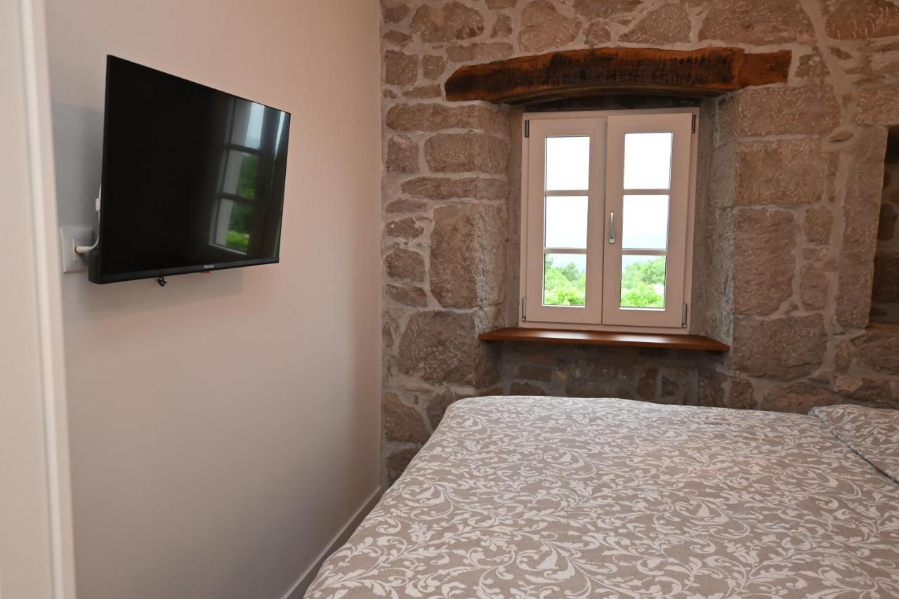 Mavrici, Neighbors Free * Buzet