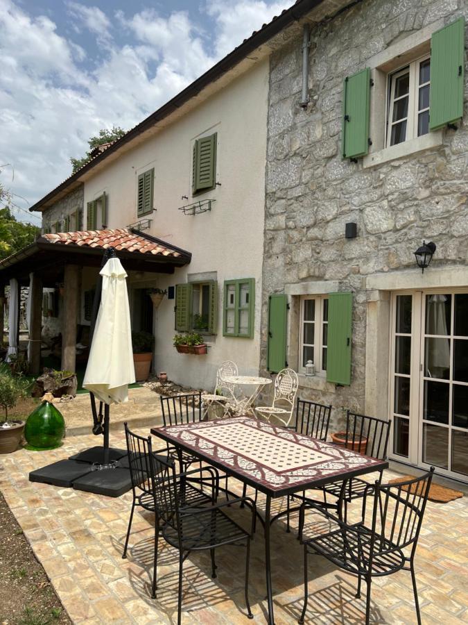 Mavrici, Neighbors Free Buzet
