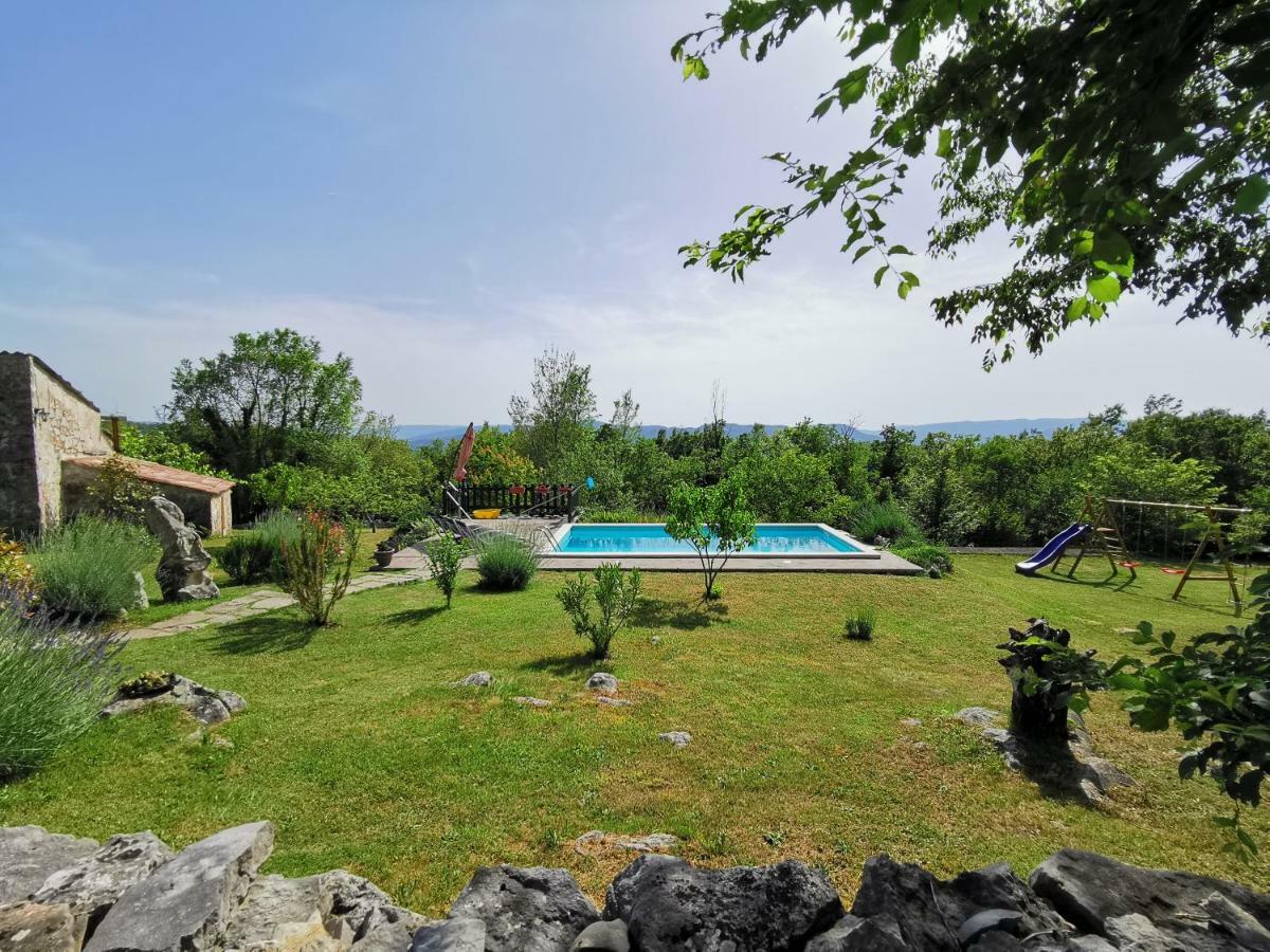 Mavrici, Neighbors Free * Buzet